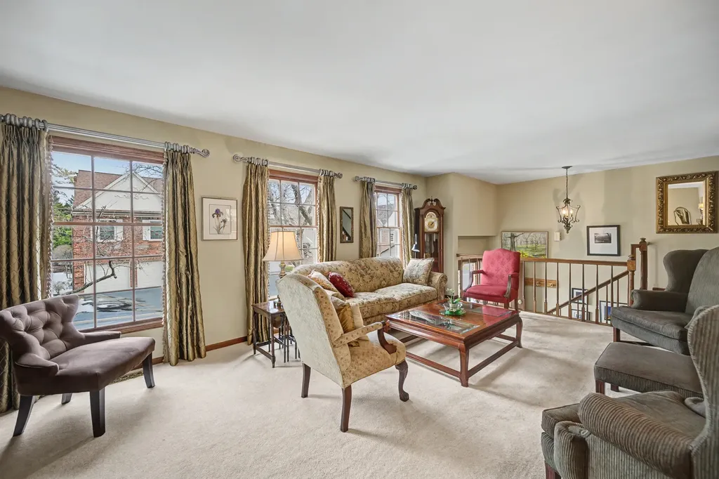 827 North Driveway Glen Ellyn IL 60137