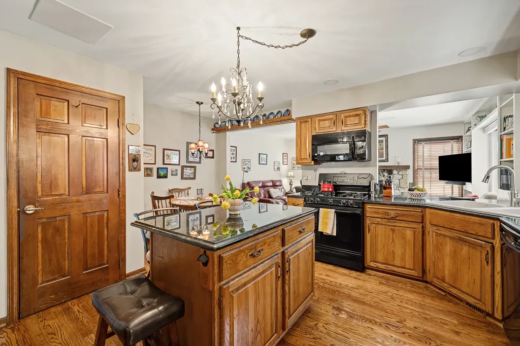 827 North Driveway Glen Ellyn IL 60137