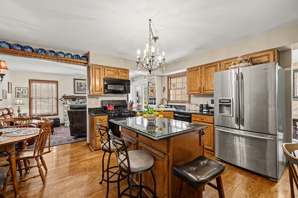 827 North Driveway Glen Ellyn IL 60137