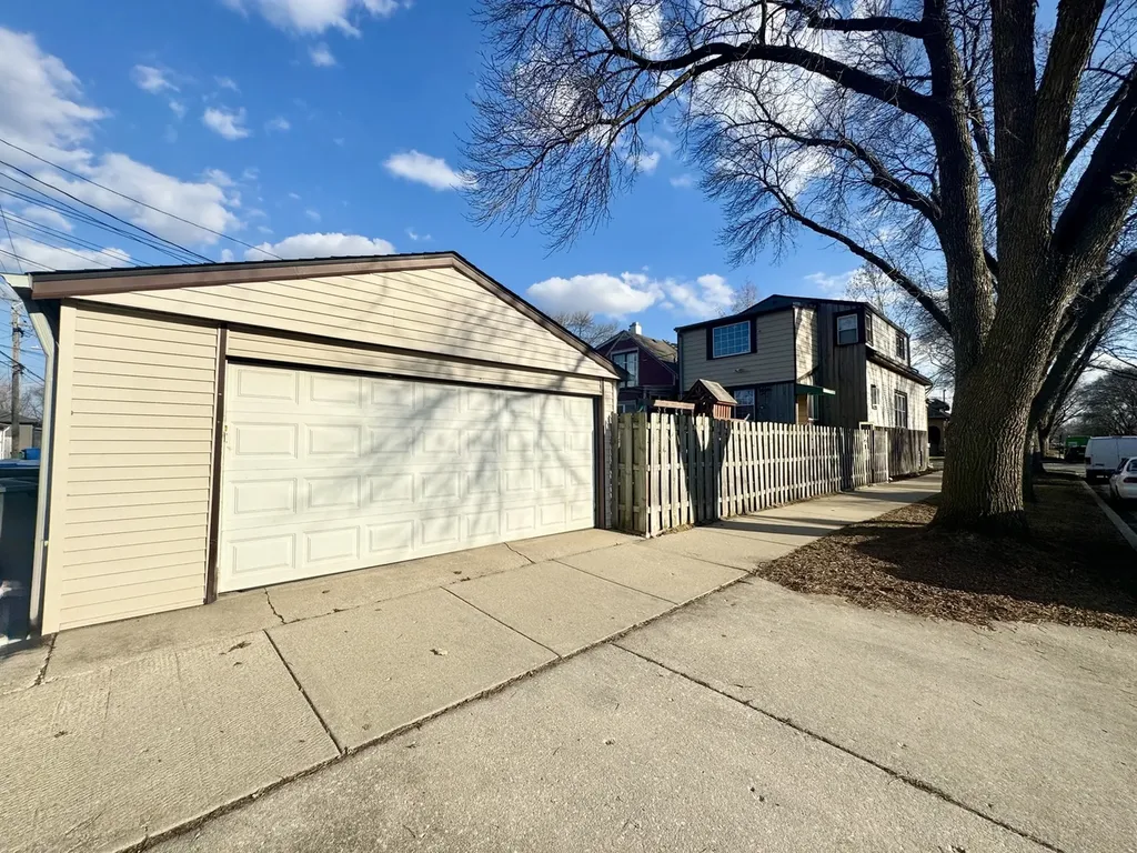 5758 West Warwick Avenue Chicago IL 60634