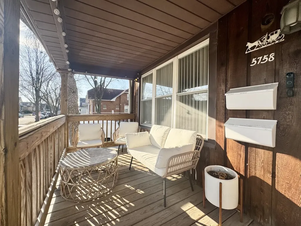 5758 West Warwick Avenue Chicago IL 60634