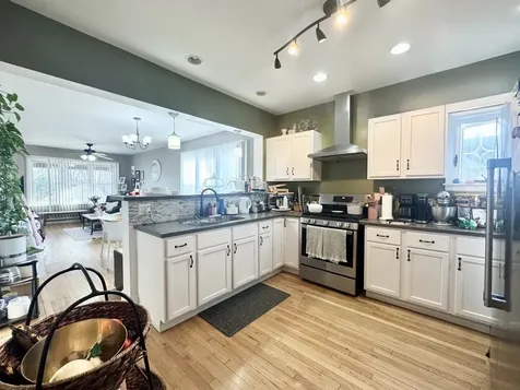 5758 West Warwick Avenue Chicago IL 60634