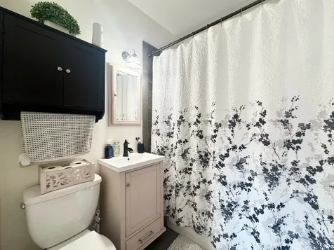 5758 West Warwick Avenue Chicago IL 60634