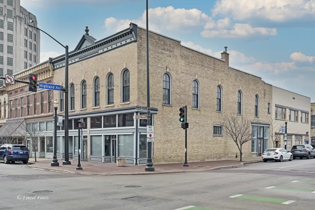 20-24 Douglas Avenue Elgin IL 60120