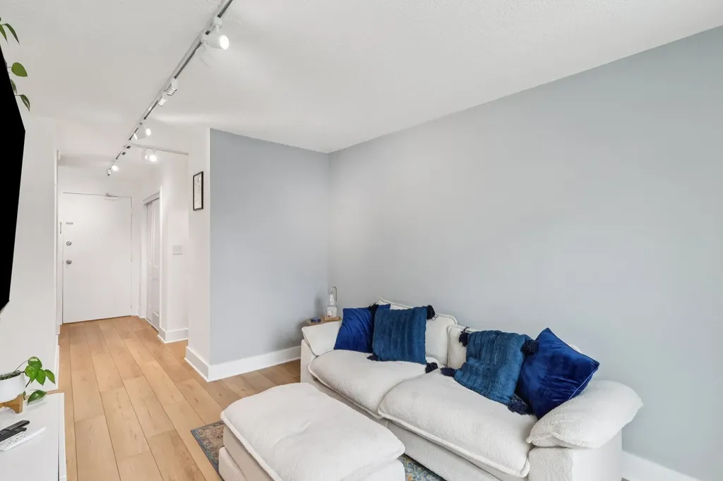 450 West Briar Place Chicago IL 60657