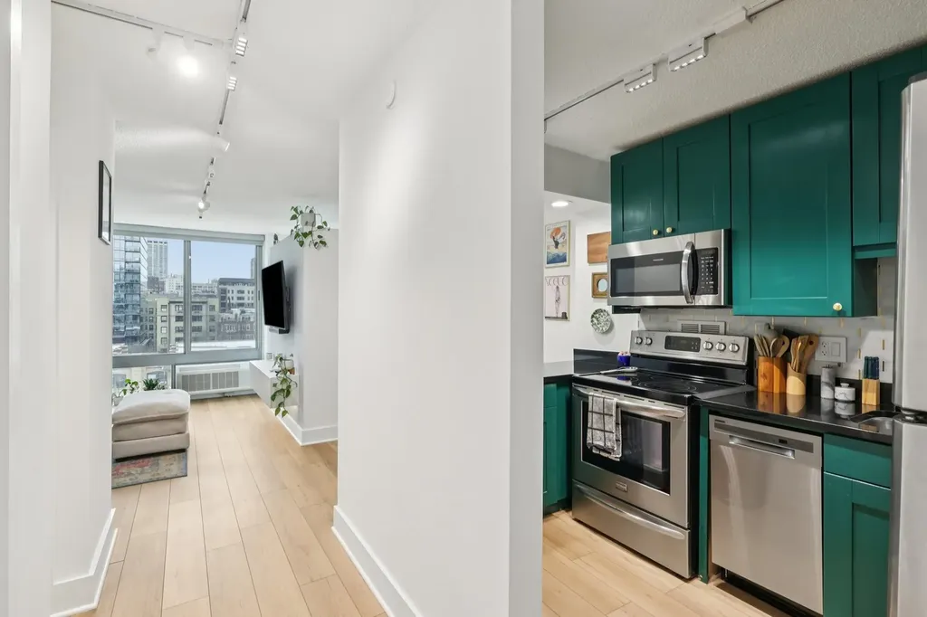 450 West Briar Place Chicago IL 60657