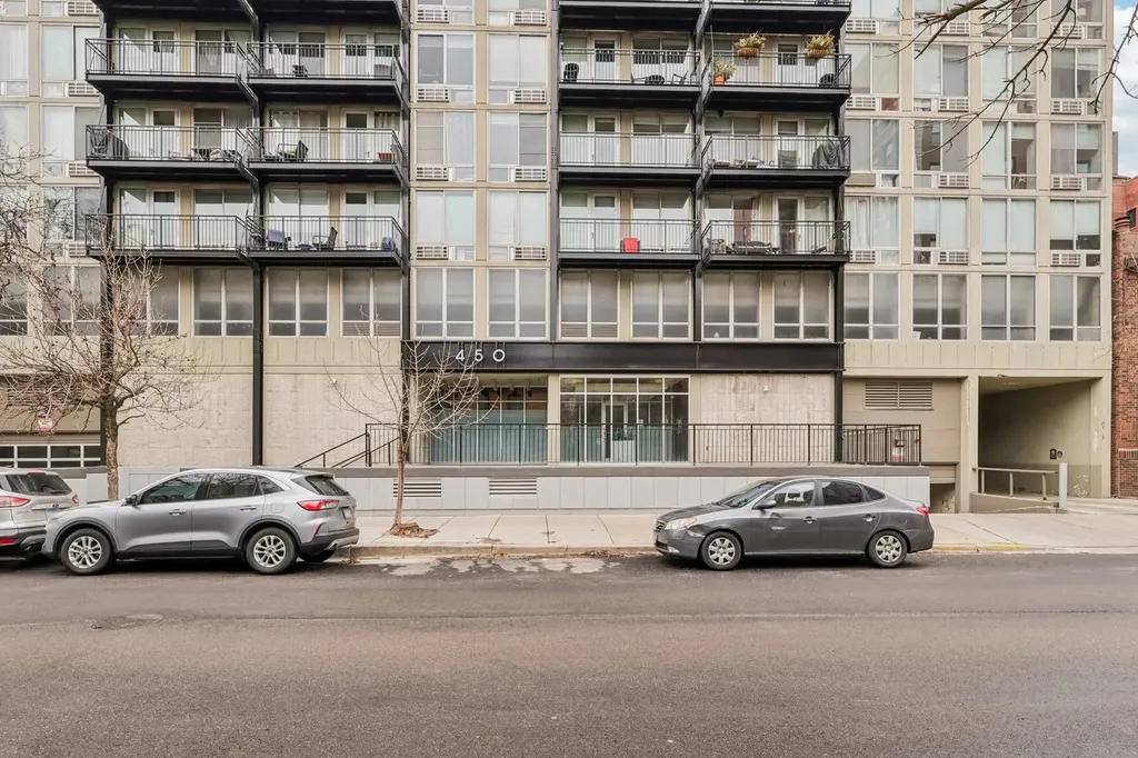 450 West Briar Place Chicago IL 60657