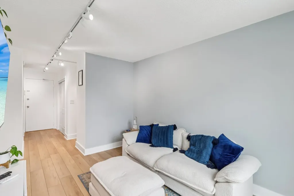 450 West Briar Place Chicago IL 60657