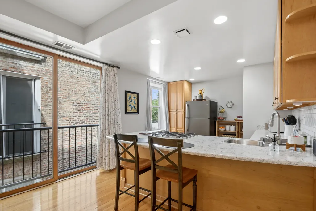 1910 West Chase Avenue Chicago IL 60626
