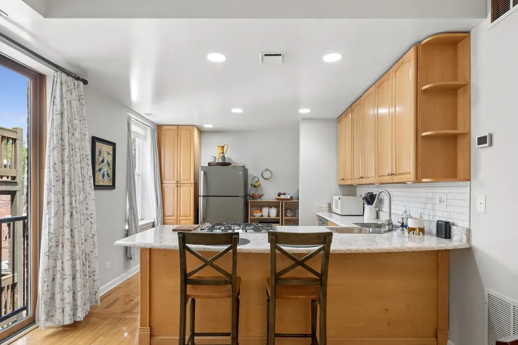 1910 West Chase Avenue Chicago IL 60626