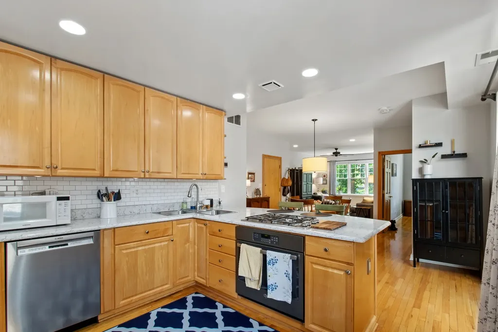 1910 West Chase Avenue Chicago IL 60626