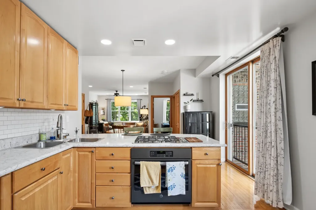 1910 West Chase Avenue Chicago IL 60626