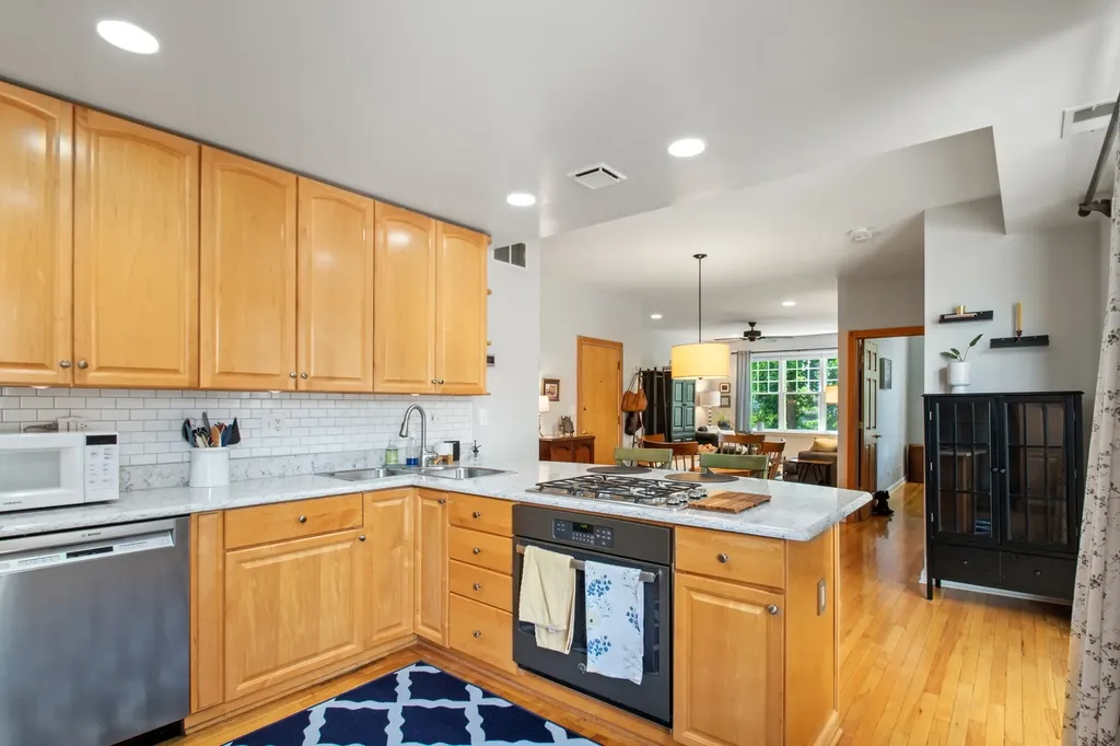 1910 West Chase Avenue Chicago IL 60626