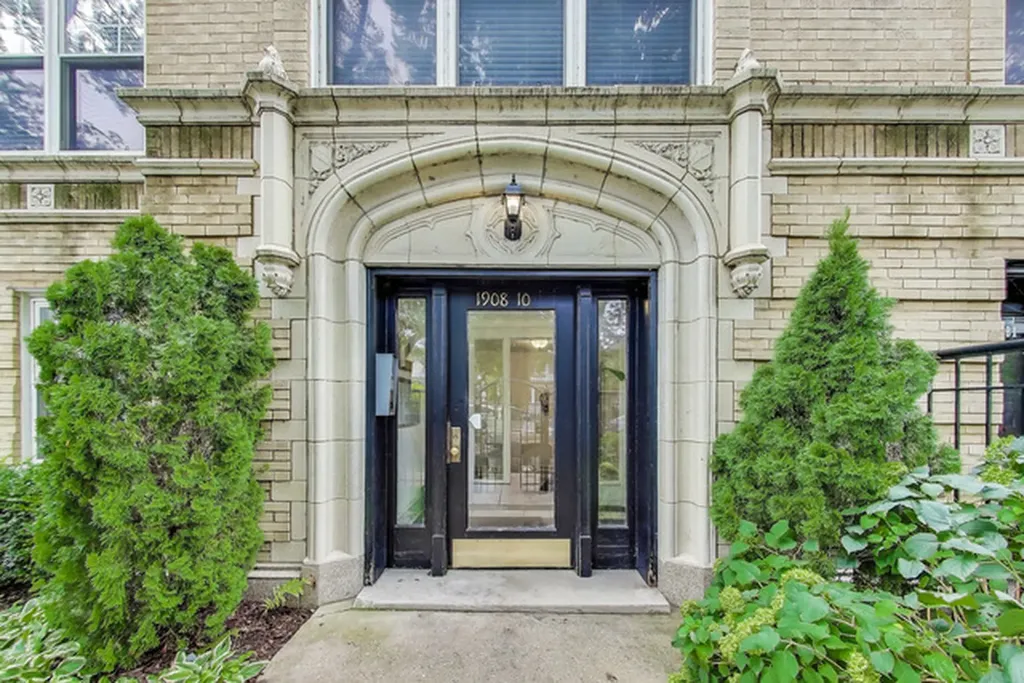 1910 West Chase Avenue Chicago IL 60626