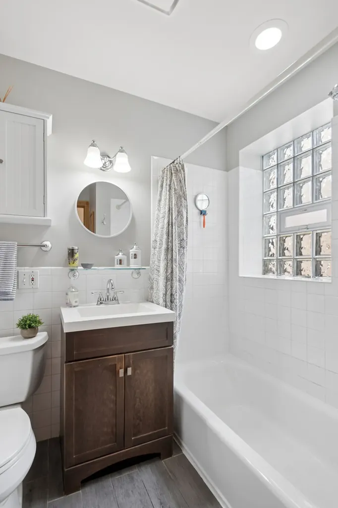 1910 West Chase Avenue Chicago IL 60626
