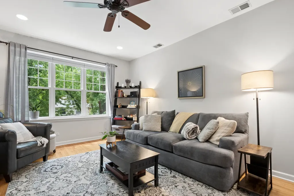 1910 West Chase Avenue Chicago IL 60626