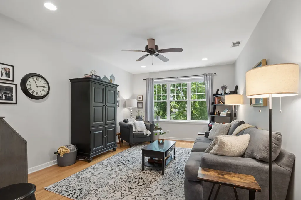 1910 West Chase Avenue Chicago IL 60626