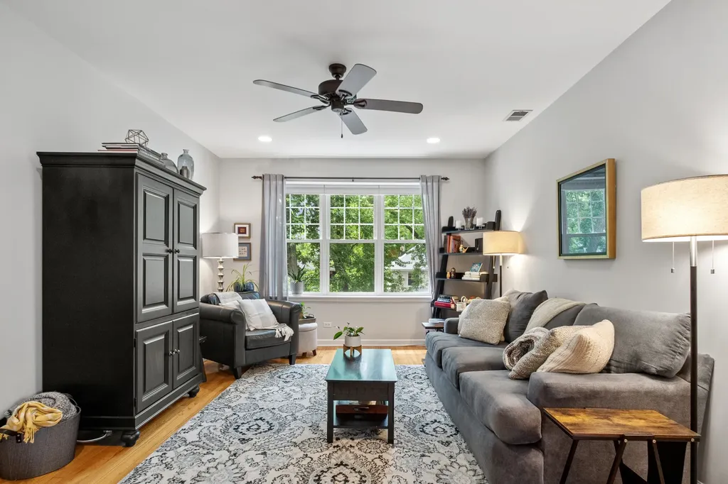 1910 West Chase Avenue Chicago IL 60626