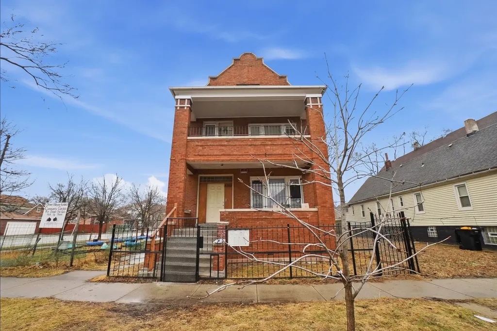8705 South Saginaw Avenue Chicago IL 60617
