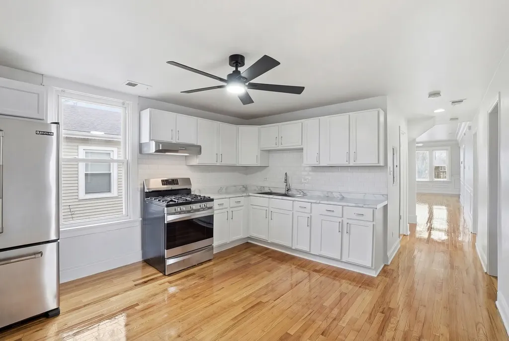 8705 South Saginaw Avenue Chicago IL 60617