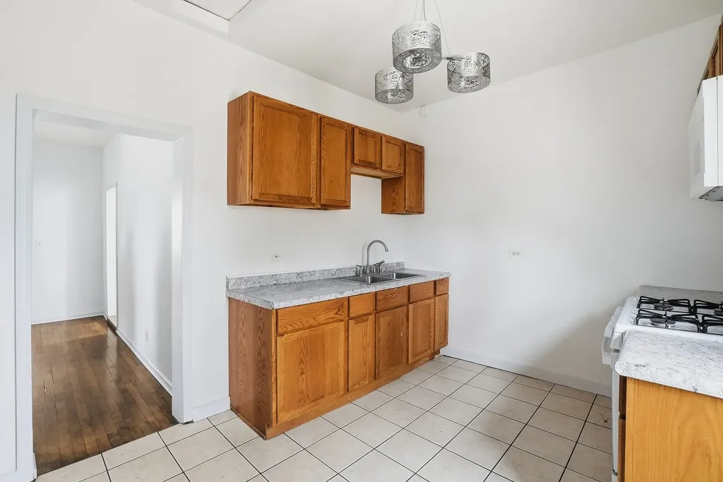 8705 South Saginaw Avenue Chicago IL 60617