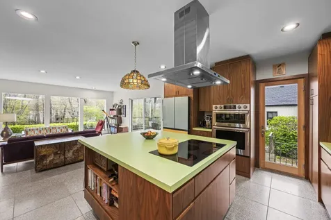 87 Ravinoaks Lane Highland Park IL 60035