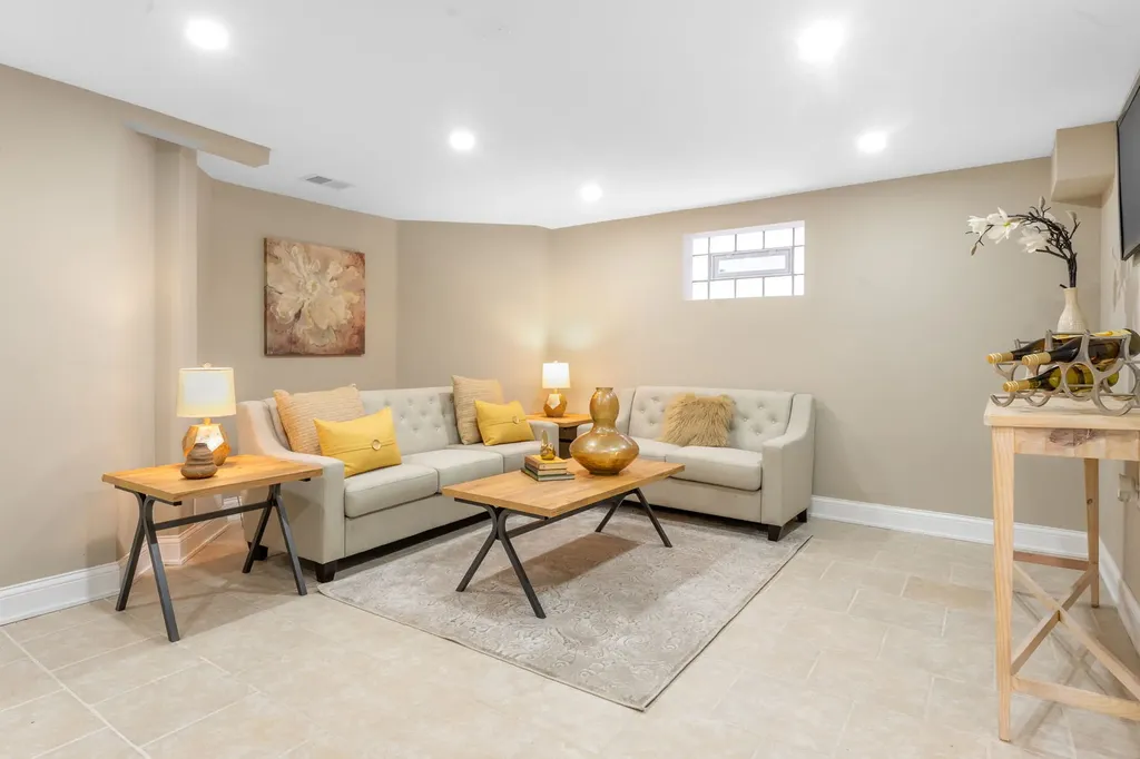 9332 South Bishop Street Chicago IL 60620