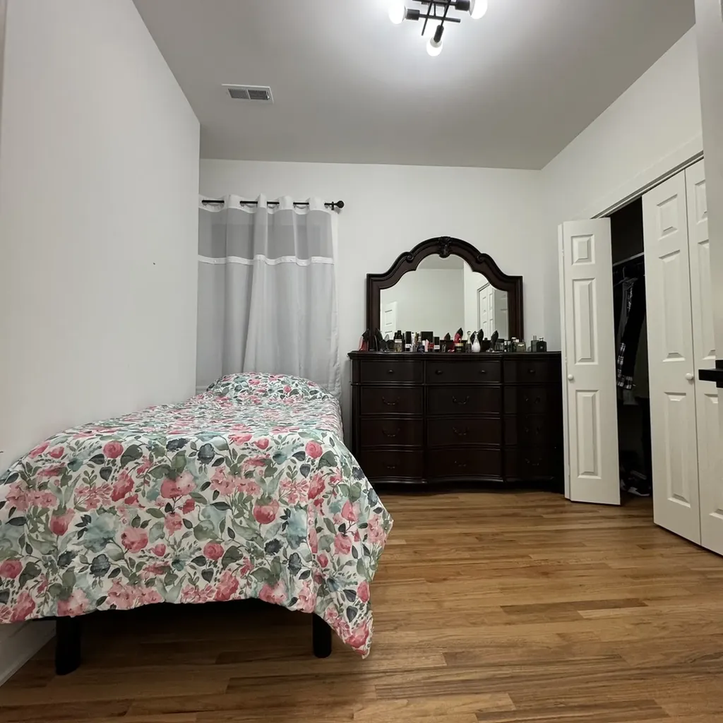 7804 South Paxton Avenue Chicago IL 60649
