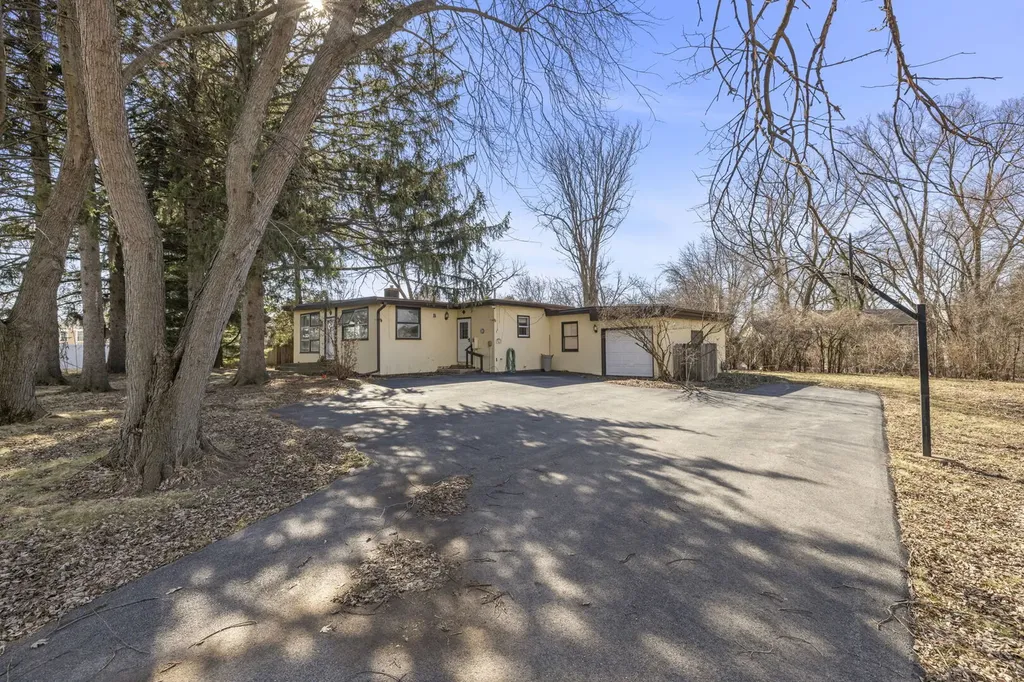 128 Harding Court Glen Ellyn IL 60137