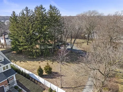 128 Harding Court Glen Ellyn IL 60137