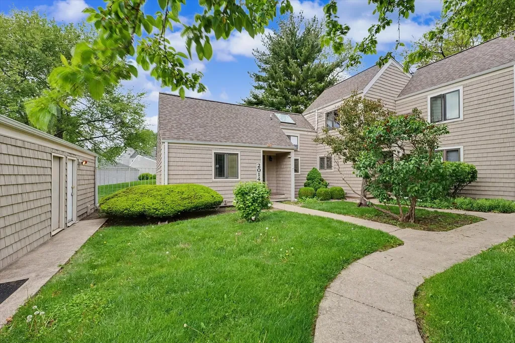 2014 Blackthorn Drive Champaign IL 61821