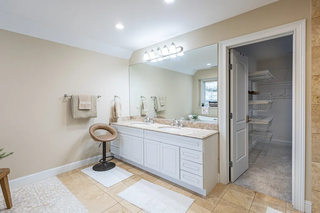 6441 Blackhawk Trail Indian Head Park IL 60525