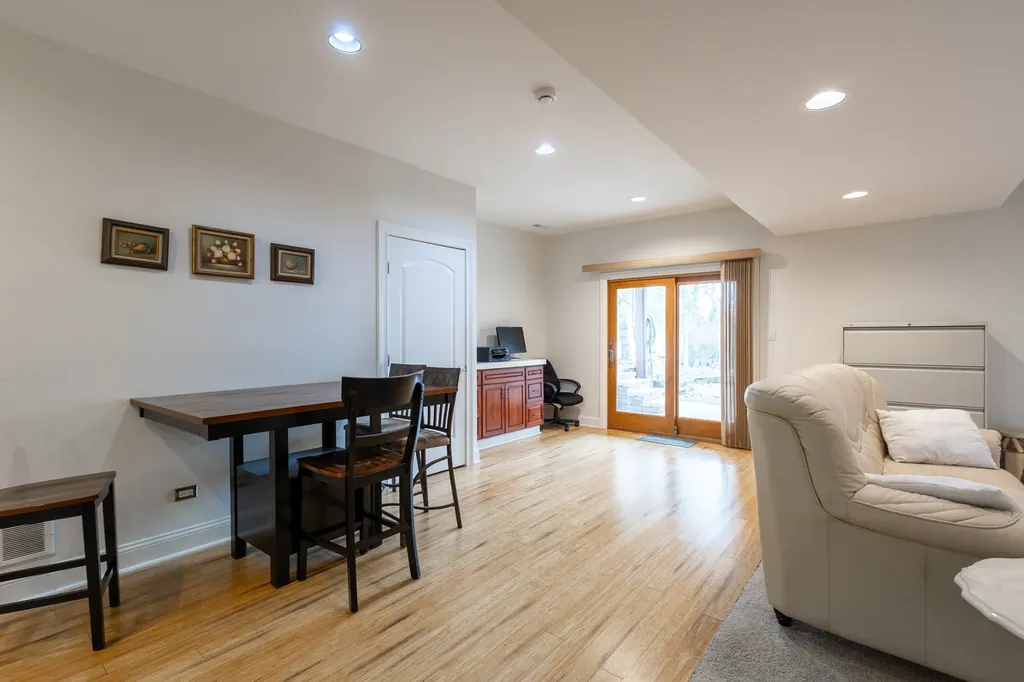 6441 Blackhawk Trail Indian Head Park IL 60525