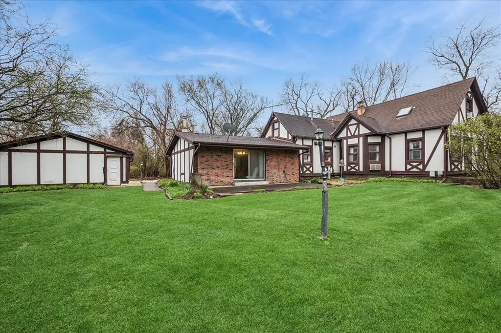 609 Forest Edge Lane Des Plaines IL 60016