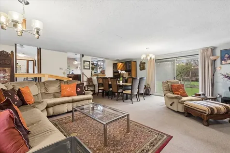 609 Forest Edge Lane Des Plaines IL 60016