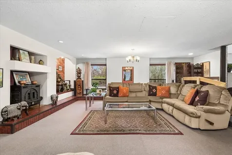 609 Forest Edge Lane Des Plaines IL 60016