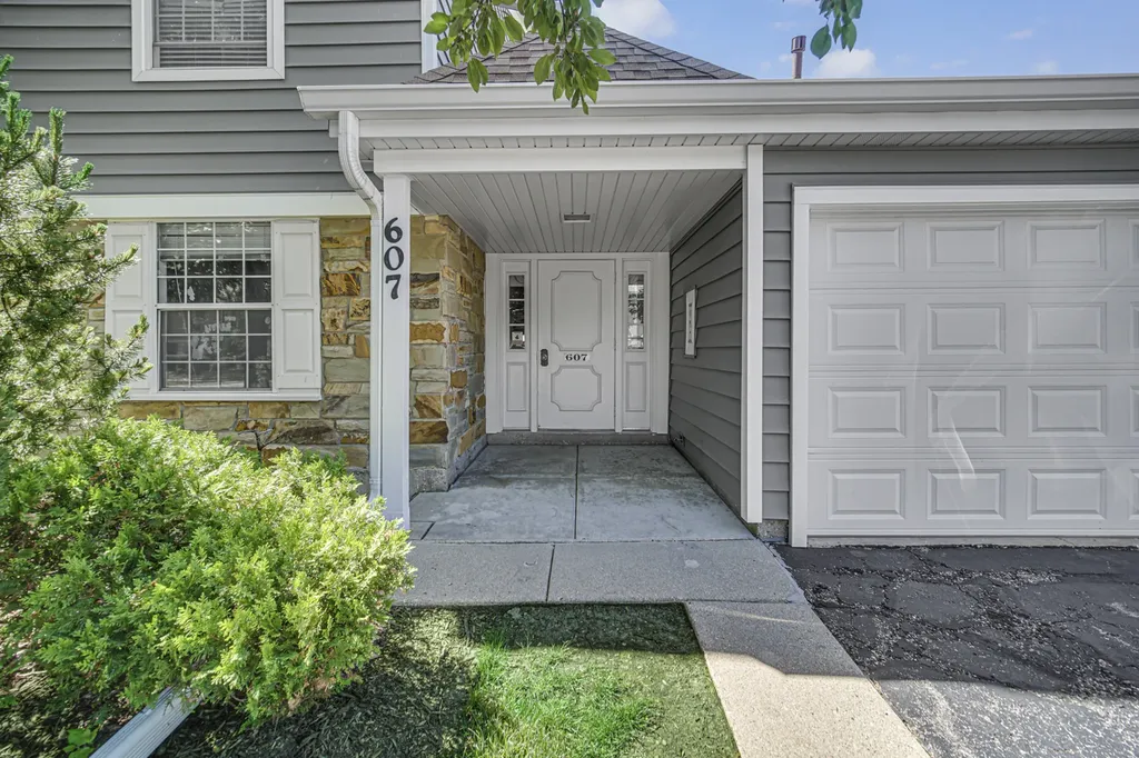 607 Berkley Court Schaumburg IL 60194