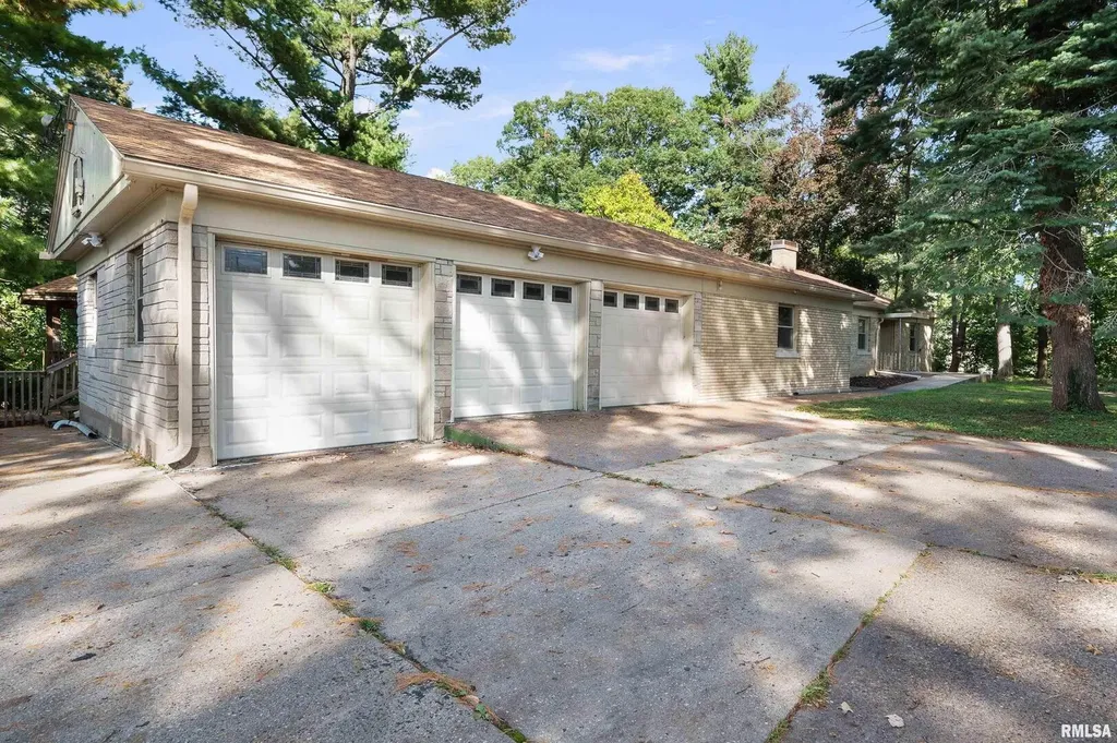 660 18TH Avenue East Moline IL 61244
