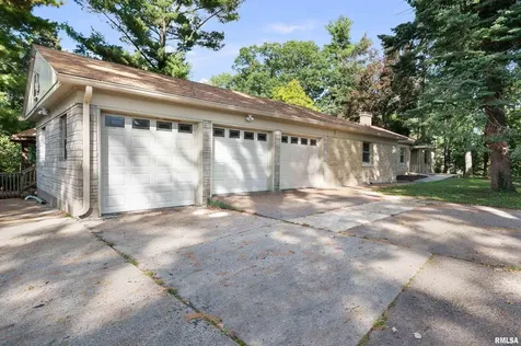 660 18TH Avenue East Moline IL 61244