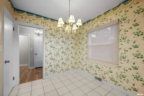 660 18TH Avenue East Moline IL 61244