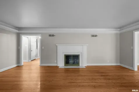 660 18TH Avenue East Moline IL 61244