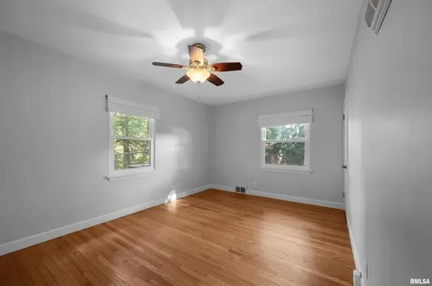 660 18TH Avenue East Moline IL 61244