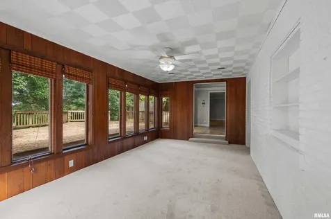 660 18TH Avenue East Moline IL 61244