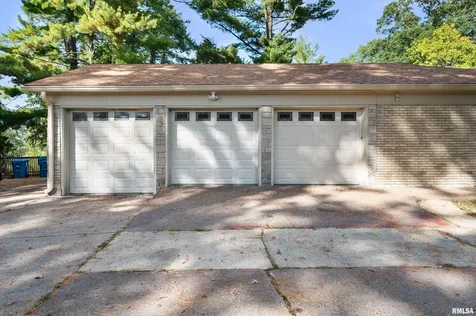 660 18TH Avenue East Moline IL 61244
