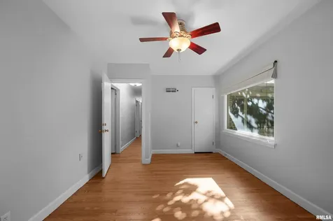 660 18TH Avenue East Moline IL 61244
