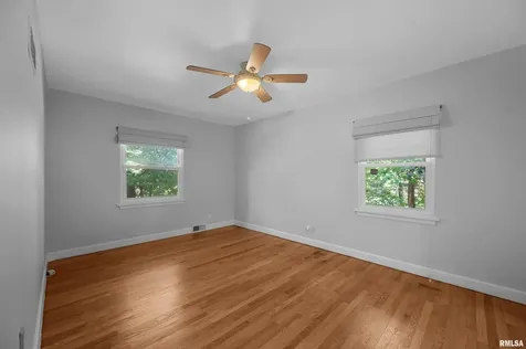 660 18TH Avenue East Moline IL 61244