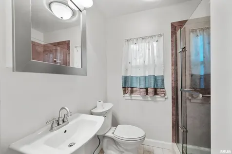 660 18TH Avenue East Moline IL 61244