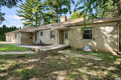660 18TH Avenue East Moline IL 61244
