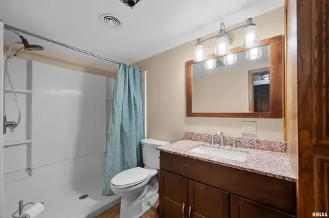 660 18TH Avenue East Moline IL 61244