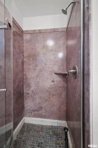 660 18TH Avenue East Moline IL 61244